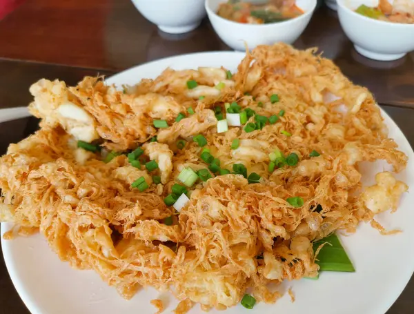 Knusprige Omelette Mit Grünen Zwiebelblättern Bestreuen Thailändische Küche — Stockfoto