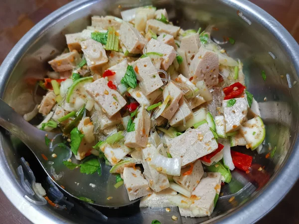 Spicy Glass Noodle Salad Єтнамською Ковбасою Aluminum Tub — стокове фото