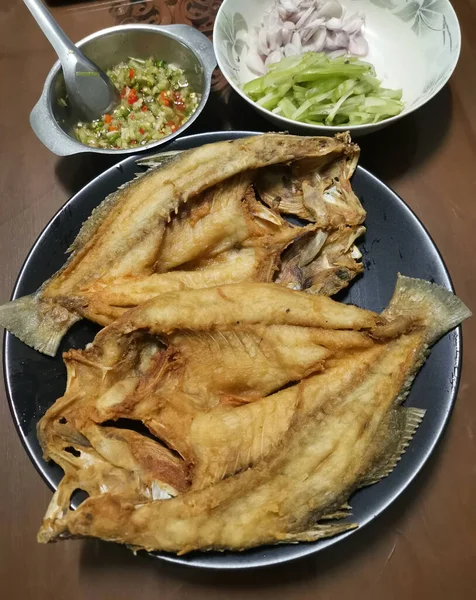 Peixe Frito Com Salada Picante Adicionar Chilies Frescos Picados Chalotas — Fotografia de Stock