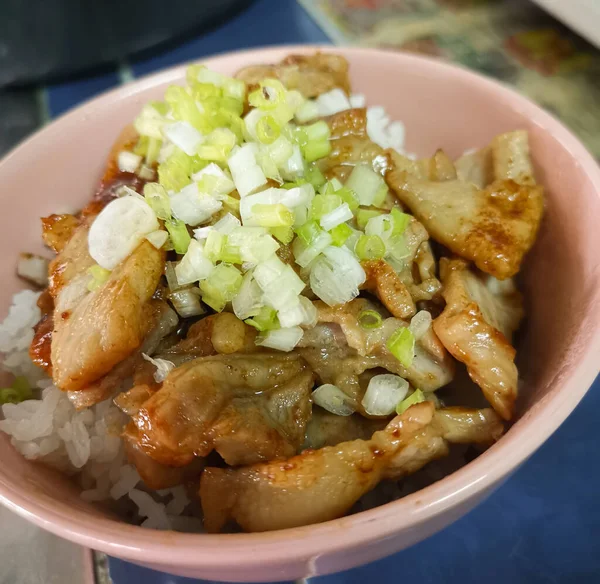 Porco Grelhado Com Molho Soja Coberto Com Arroz Cebolinha Comida — Fotografia de Stock