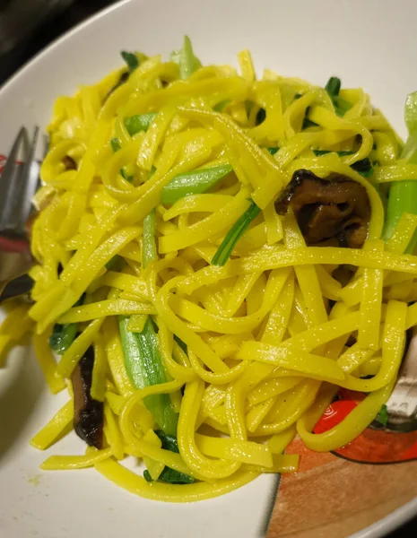 Fideos Huevo Frito Con Champiñones Cantoneses Shiitake Comida Vegetariana — Foto de Stock