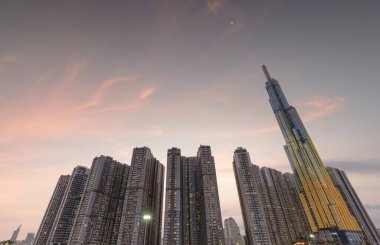 Yazar bu fotoğrafı Ho Chi Minh City 'deki Lankmark 81 dairesinde çekti (19 / 03 / 2021). Gün batımında kule güzel bir kule gibidir..