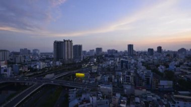 Video zaman dilimi: sokakta hareket eden araçların hızını tanımlar.