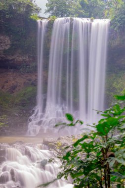 Dambri şelalesinin yüksekliği 57 ve genişliği 30 metredir. Ortalama su miktarı 2830 mm. Bu Bao Loc şehrinde güzel bir şelale, Lam Dong vilayeti, Vietnam. Süre: 21 Nisan 2021.
