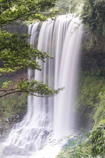丹布里瀑布的高度为57米 宽度为30米 平均水量为2830Mm 这是一个美丽的瀑布在包罗市 林东道 2021年4月21日 — 图库照片