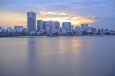 Fotoğraf Ho Chi Minh City, Vietnam 'da yazar tarafından çekilmiştir. Zaman: 27 Nisan 2021 akşamı. Gün batımı geldiğinde, yazar gökyüzünün renginin büyük bir değişikliğe sahip olduğunu fark etti. Mimarinin fotoğrafı bunu canlı bir şekilde gösteriyor..