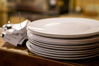 Temiz tabaklar kontrol / kopyalama alanının yanındaki tahta çubukta duruyor