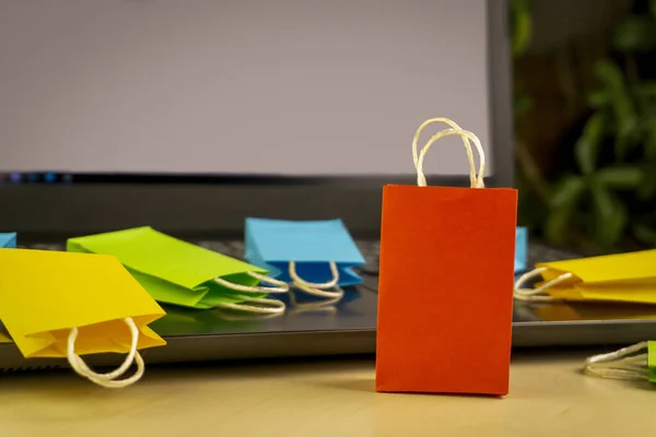 Concepto Compras Línea Poco Entregar Cajas Teléfono Inteligente Bolsas Compras — Foto de Stock