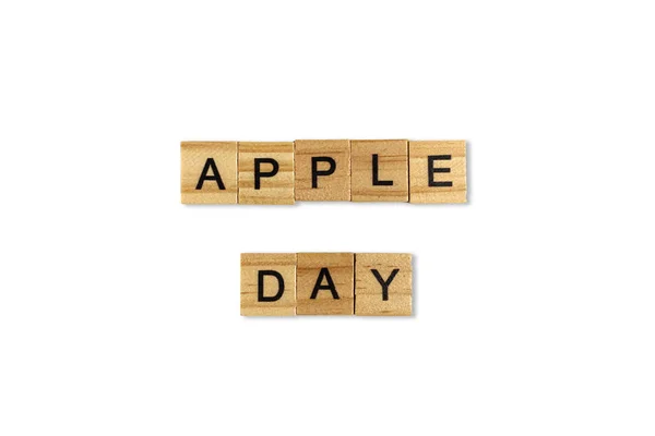 白い背景に隔離された正方形の木製のタイルからレイアウトされた単語のリンゴの日のトップビュー 世界と国際の日 — ストック写真