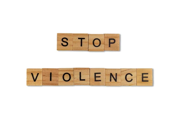 停止暴力 这个词的顶视图是从白色背景上隔离的方块木瓦上发出的 世界和国际日 — 图库照片