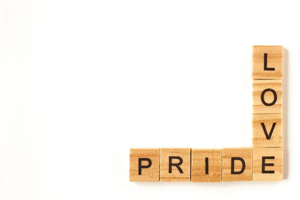Üst Manzara. Aşk gururu, beyaz arka planda izole edilmiş kare tahta küplerden türetilmiştir. Lgbt toplum destek kavramı.