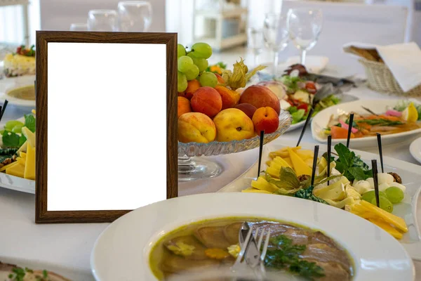 Masada açık renkli tabaklar ve masa örtüsü ve parti, düğün ya da diğer özel etkinlikler için beyaz masa örtüsü. Restoran işi ve servis endüstrisi kavramı.