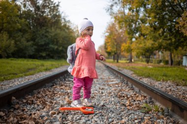 Korkak yalnız çocuk tren yolunda kayboldu..
