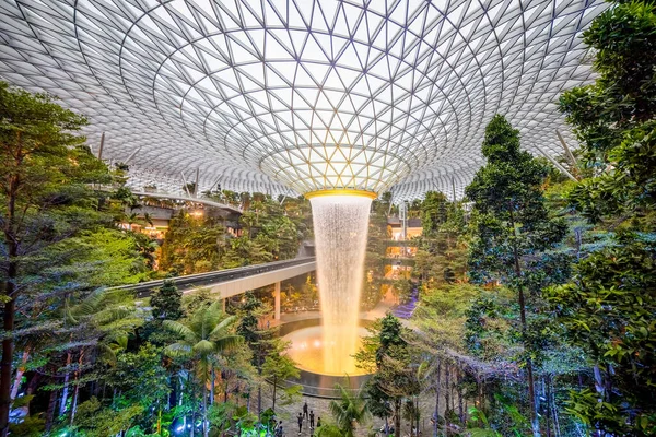 SINGAPORE - 3 Mart 2020 'de Changi Havaalanı Singapur' un 4. terminalindeki JewEL CHANGI Havalimanı 'ndaki Şelale.