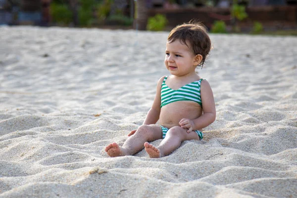 Adorable Dziecko Stroju Kąpielowym Siedzi Piaszczystej Plaży Słońcu — Zdjęcie stockowe