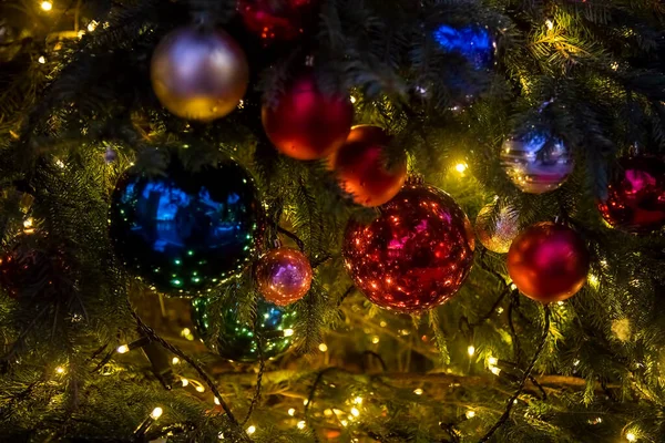 Close Van Een Kerstboomtak Met Decoratieve Ballen Speelgoed Een Glanzende — Stockfoto