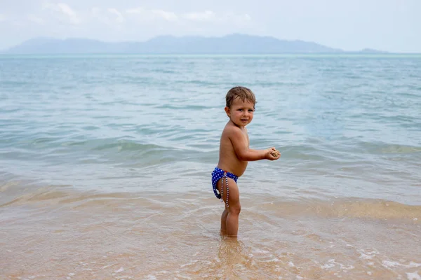 Adorable maluch maluch zabawy gra na piaszczystej plaży tropikalnego morza — Zdjęcie stockowe