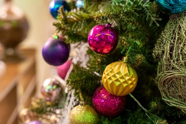 Nieuwjaar Kerstboom Versierd Met Kleurrijke Ballen Close Zachte Focus Achtergrond — Stockfoto