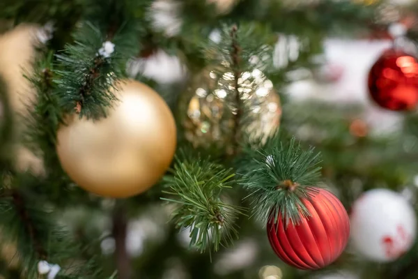 Close Mooie Groene Kerstboom Tak Versierd Met Speelgoed Ballen Van — Stockfoto