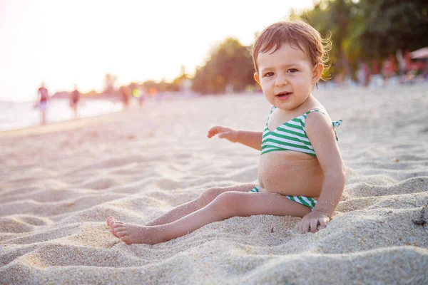 Urocza Dziewczyna Stroju Kąpielowym Siedzi Piaszczystej Plaży Patrzy Kamerę Słońcu — Zdjęcie stockowe