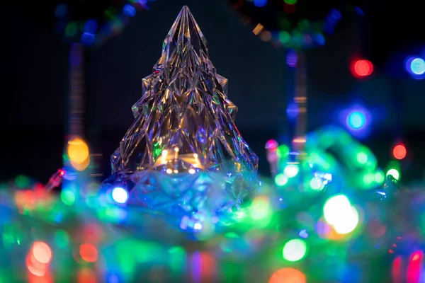 Gloeiende kristallen boom in veelkleurige glanzende bloemenslingers nieuwjaar en kerstfeest — Stockfoto