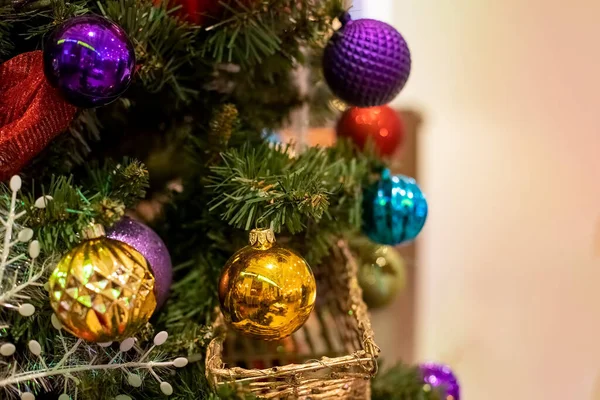 Nieuwjaar kerstboom versierd met kleurrijke ballen close-up, zachte focus, achtergrond in vervaging — Stockfoto
