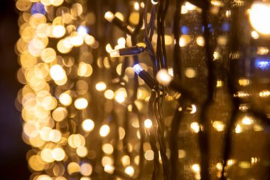 Sarı duvar çelengi perspektifi. Yakın çekim yumuşak odak. Kutlama için bulanık arkaplan.