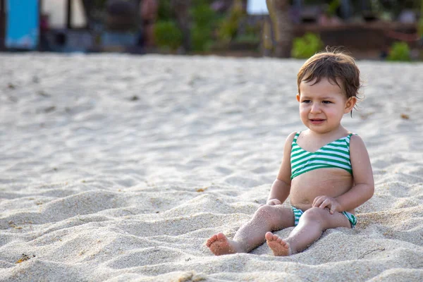 Cute Maluch Strój Kąpielowy Siedzi Piaszczystej Plaży Słońcu — Zdjęcie stockowe