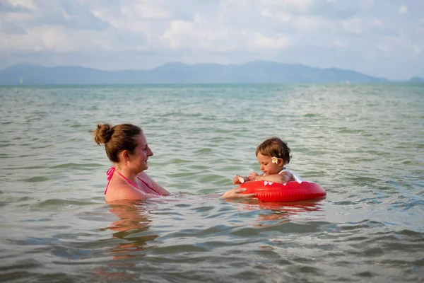 陽気な女の子水泳とともに彼女のお母さんに海 — ストック写真