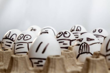 Paskalya karantinası konsepti. Tıbbi maskeleri ve duyguları olan Paskalya yumurtalarını yakın plan. Boşluğu kopyala