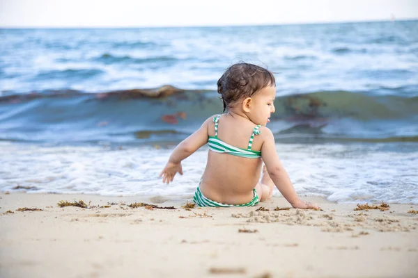 Kleines Mädchen Das Strand Sitzt Und Auf Die Wellen Blickt — Stockfoto