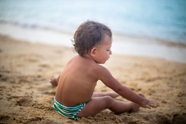 Carino Bambino Che Gioca Nella Sabbia Vicino Mare — Foto Stock