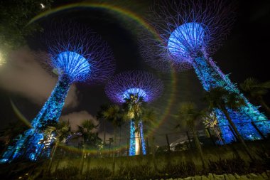 Singapur - 3 Mart 2020 körfezdeki Singapur park bahçeleri, süperağaç ve marina körfezi kumları gece ışıkları altında inşa ediliyor.