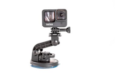 Moskova, Rusya - Novemner 11, 2020: yeni sancak gemisi aksiyon kamerası Gopro kahraman 9 siyah aksesuar tripod üzerinde. beyaz arkaplanda izole..