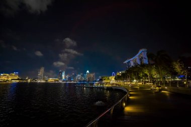 Singapur - 3 Mart 2020 Singapur 'un ünlü marina körfezi kumları gece ışıkları altında inşa ediliyor.