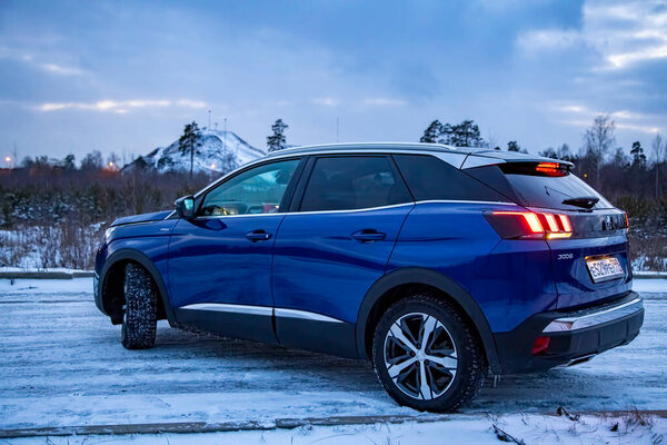 МОСКВА, РОССИЯ - 15 марта 2020 года: Синий внедорожник Peugeot 3008 на зимнем ландшафте.