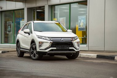 MOSCOW, RUSSIA - 30 Eylül 2019: Mitsubishi Eclipse Cross 'un yeni SUV aracı. Şehir yolunda kesişme