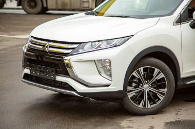 MOSCOW, RUSSIA - 30 EPTEMBER 2019: Şehir yolundaki Mitsubishi Eclipse Cross SUV 'un dış kaputu
