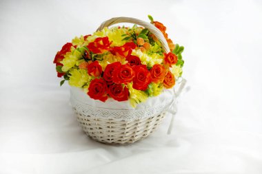Sarı ve kırmızı çiçekli güzel bir sepet. tatil, tebrikler.