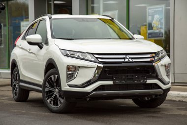MOSCOW, RUSSIA - 30 Eylül 2019: Mitsubishi Eclipse Cross 'un yeni SUV aracı. Şehir yolunda kesişme