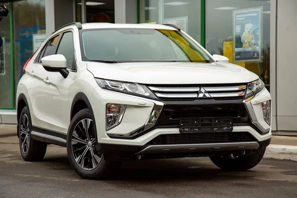 MOSCOW, RUSSIA - 30 Eylül 2019: Mitsubishi Eclipse Cross 'un yeni SUV aracı. Şehir yolunda kesişme