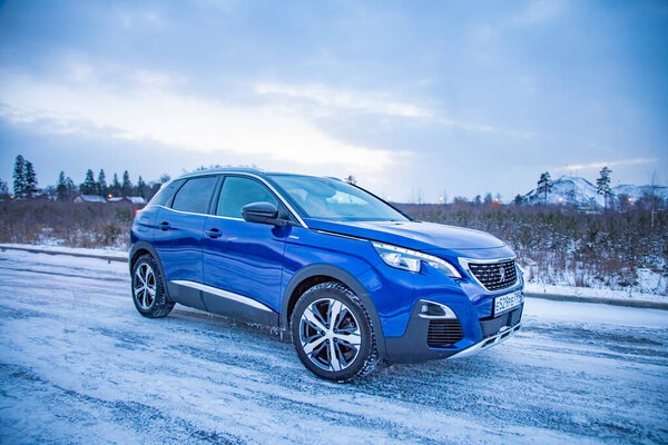 МОСКВА, РОССИЯ - 15 марта 2020 года: вид сбоку на голубой внедорожник Peugeot 3008 на зимний пейзаж сельской местности