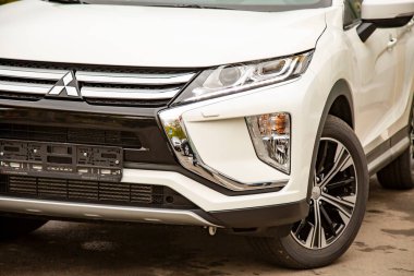 MOSCOW, RUSSIA - 30 Eylül 2019: Farlar, yeni bir SUV Mitsubishi Eclipse Cross 'un ön optikleri. Kapat.