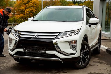 MOSCOW, RUSSIA - 30 Eylül 2019: Mitsubishi Eclipse Cross 'un yeni SUV aracı. Şehir yolunda kesişme