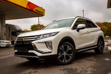MOSCOW, RUSSIA - 30 Eylül 2019: Mitsubishi Eclipse Cross 'un yeni SUV aracı. Şehir yolunda kesişme