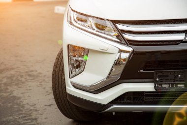 MOSCOW, RUSSIA - 30 Eylül 2021: Farlar, yeni bir SUV Mitsubishi Eclipse Cross 'un ön optikleri. Kapat.