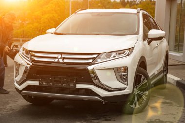 MOSCOW, RUSSIA - 30 Eylül 2019: Mitsubishi Eclipse Cross 'un yeni SUV aracı. Şehir yolunda kesişme