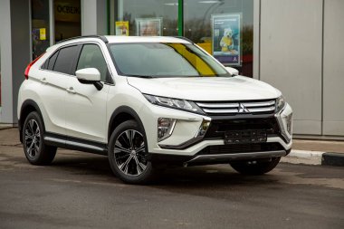 MOSCOW, RUSSIA - 30 Eylül 2019: Mitsubishi Eclipse Cross 'un yeni SUV aracı. Şehir yolunda kesişme