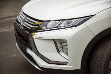 MOSCOW, RUSSIA - 30 Eylül 2019: Farlar, yeni bir SUV Mitsubishi Eclipse Cross 'un ön optikleri. Kapat.