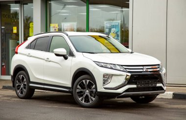 MOSCOW, RUSSIA - 30 Eylül 2019: Mitsubishi Eclipse Cross 'un yeni SUV aracı. Şehir yolunda kesişme